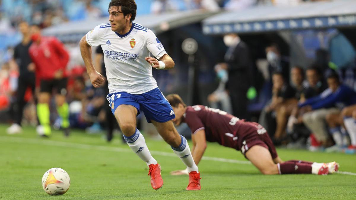 Azón se escapa de un marcador durante el partido ante la Real Sociedad B.