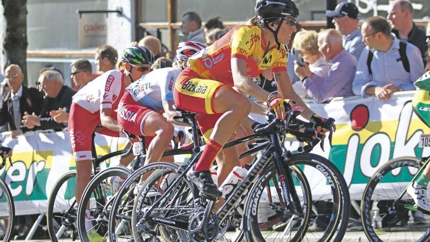 La mallorquina Mavi García rueda en el seno del pelotón durante el desarrollo de la prueba mundialista de ayer en Bergen.