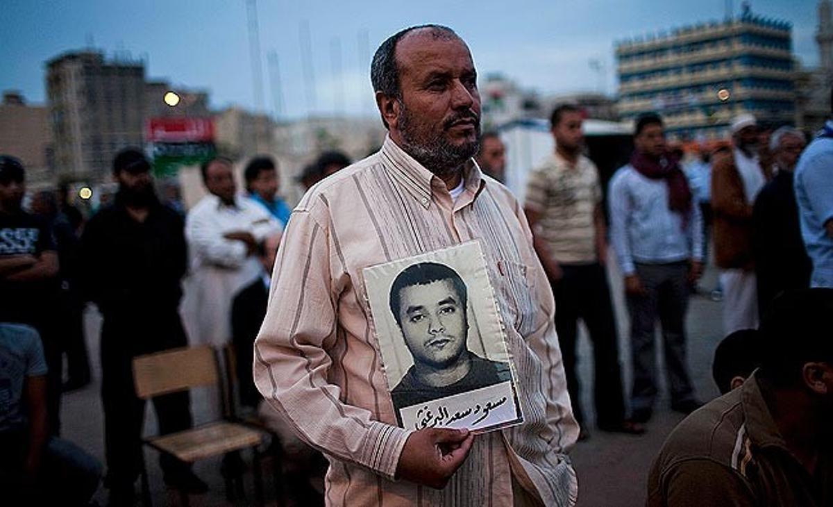Un hombre libio sostiene este jueves el retrato de su hermano, muerto en la cárcel de Abu Salim. En junio de 1996, el régimen de Gadafi mató en unas pocas horas en esta cárcel a 1.200 prisioneros políticos por reclamar mejores condiciones y el derecho a ver a sus familias.