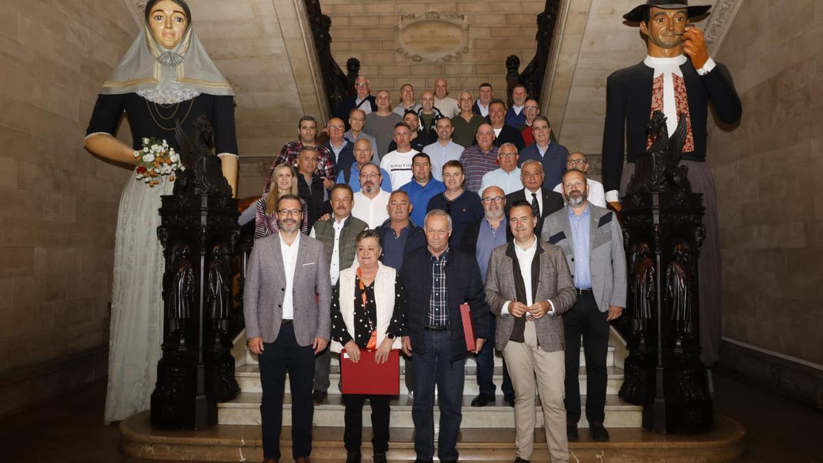 Los empleados de la EMT homenajeados posan en la escalera que da acceso a la planta noble de Cort.