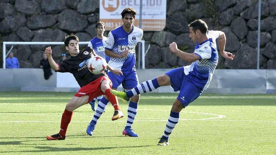 El jugador del Langreo Cris Montes, a la izquierda, disputa un balón con Borja ante la mirada de Jaime Serrano.