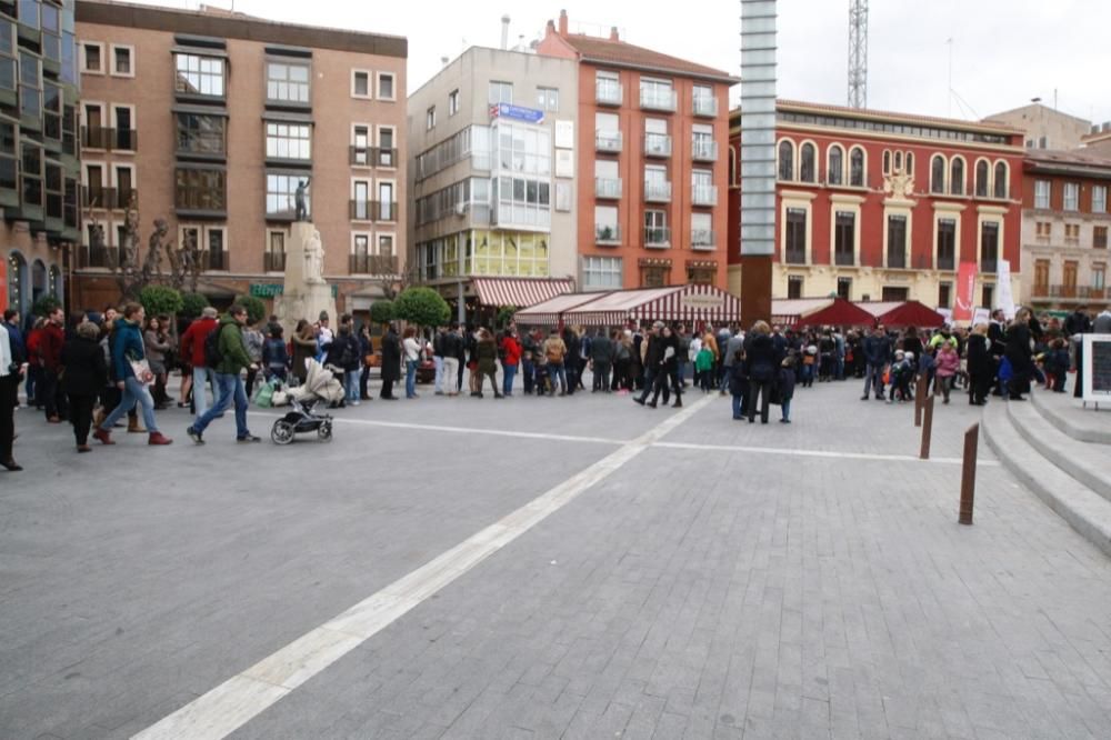 Reparto de pasteles de carne en la plaza del Romea