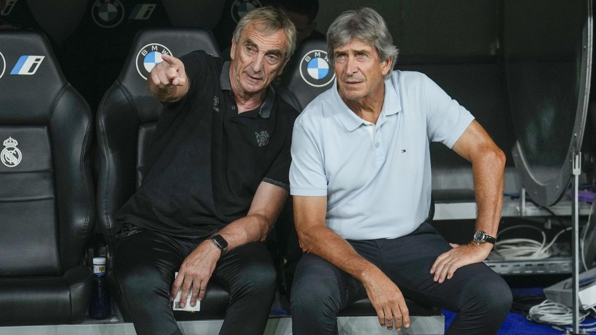 MADRID, 01/09/2024.- El entrenador del Betis Manuel Pellegrini (d) durante el partido de la cuarta jornada de LaLiga entre el Real Madrid y el Real Betis, este domingo en el estadio Santiago Bernabéu. EFE/Borja Sánchez-Trillo