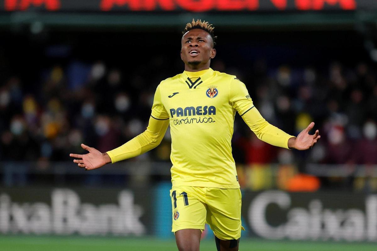 VILLARREAL, 27/11/2021.- El delantero nigeriano del Villarreal, Samuel Chukwueze, tras conseguir el primer gol del equipo amarillo durante el encuentro correspondiente a la decimoquinta jornada de primera división que han disputado hoy sábado frente al FC Barcelona en el estadio de La Cerámica, en la localidad castellonense. EFE / Domenech Castelló.