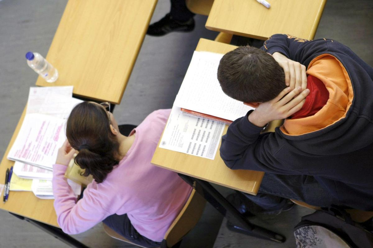 Estudiantes universitarios de Madrid repasan apuntes antes de comenzar una clase.
