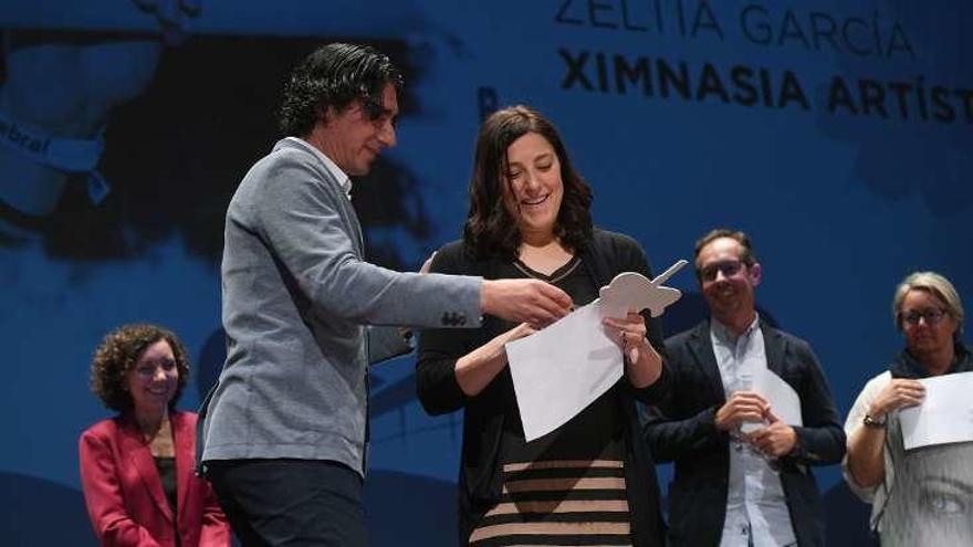 Andrés Díaz otorga el premio a una emocionada Zeltia García.