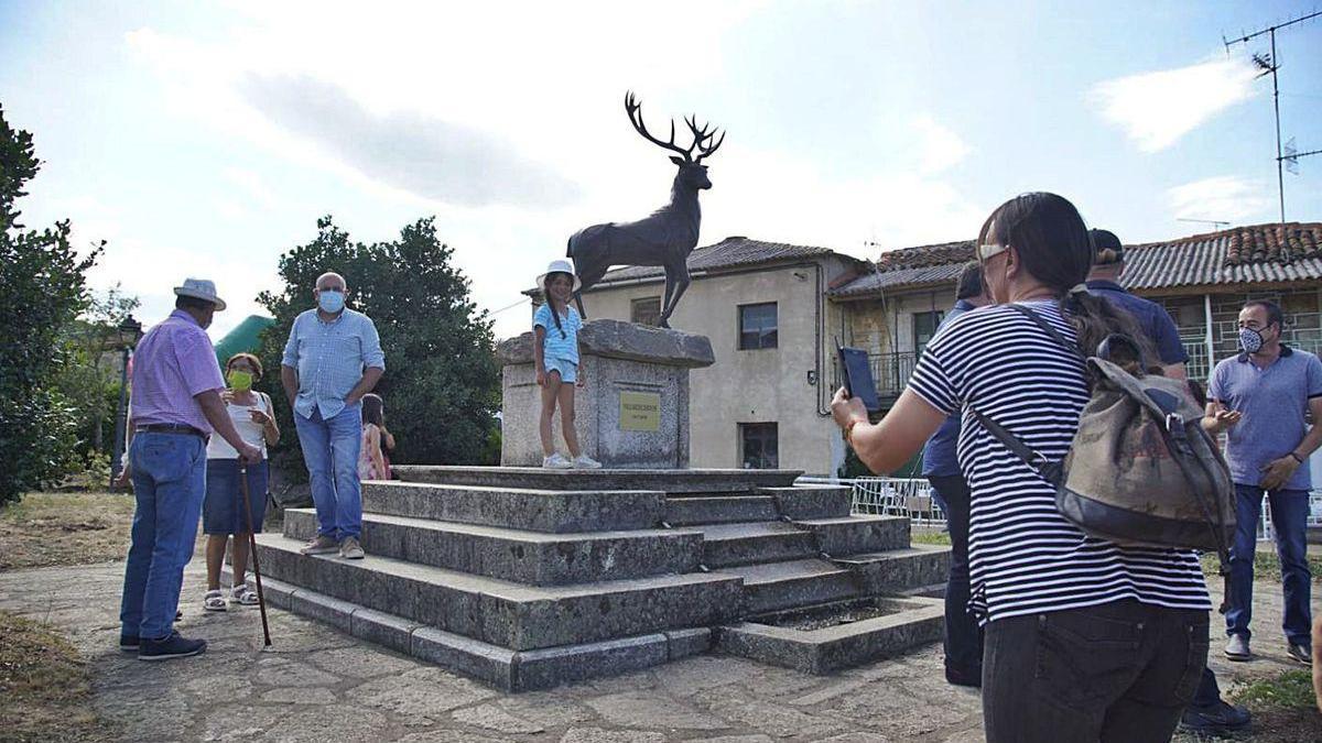 Inauguración de la escultura del ciervo, ayer en Villardeciervos.