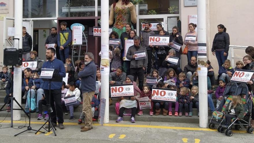 La manifestació de l&#039;AMPA de l&#039;escola Malagrida d&#039;Olot en contra del tancament d&#039;un dels grups de P3.