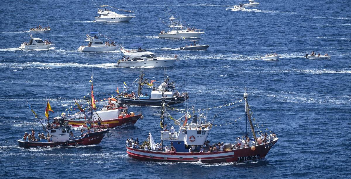 Procesión marítima de la Virgen del Carmen de Arguineguín a su paso por Tauro.