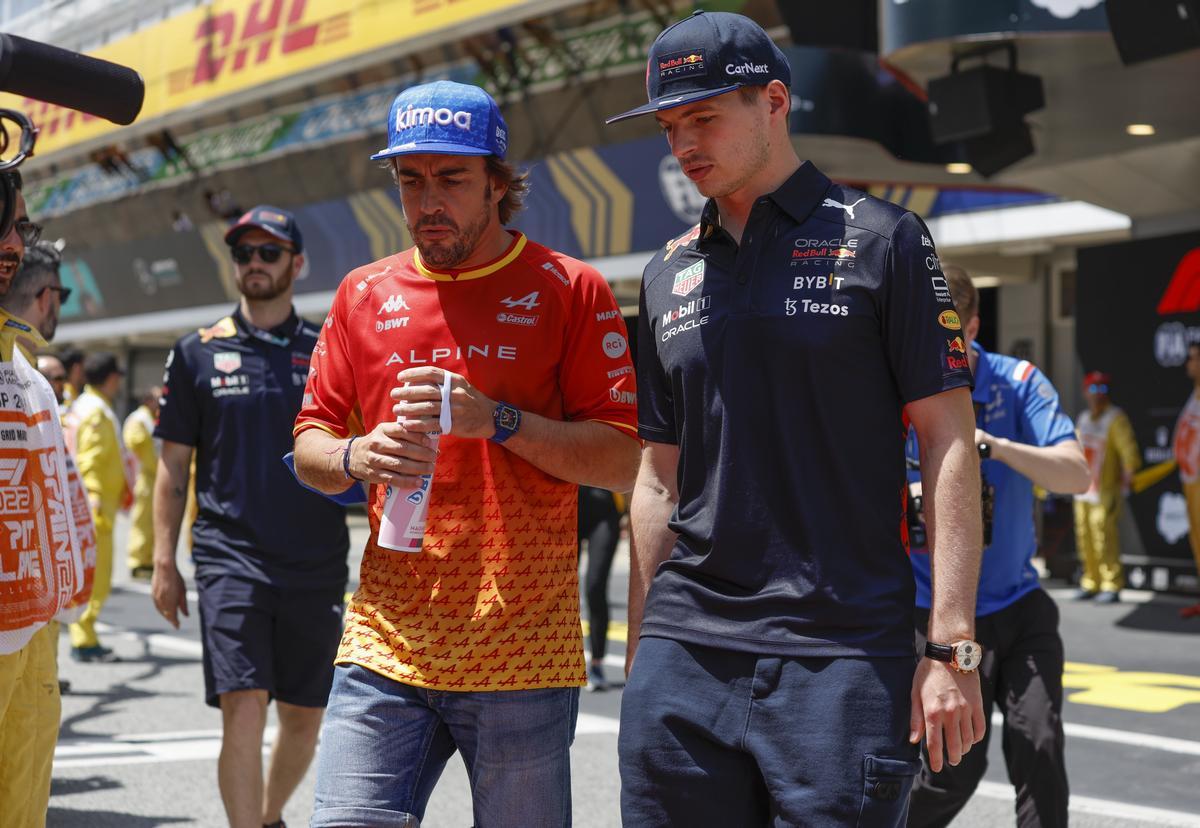 Fernando Alonso junto a Max Verstappen, en Barcelona.