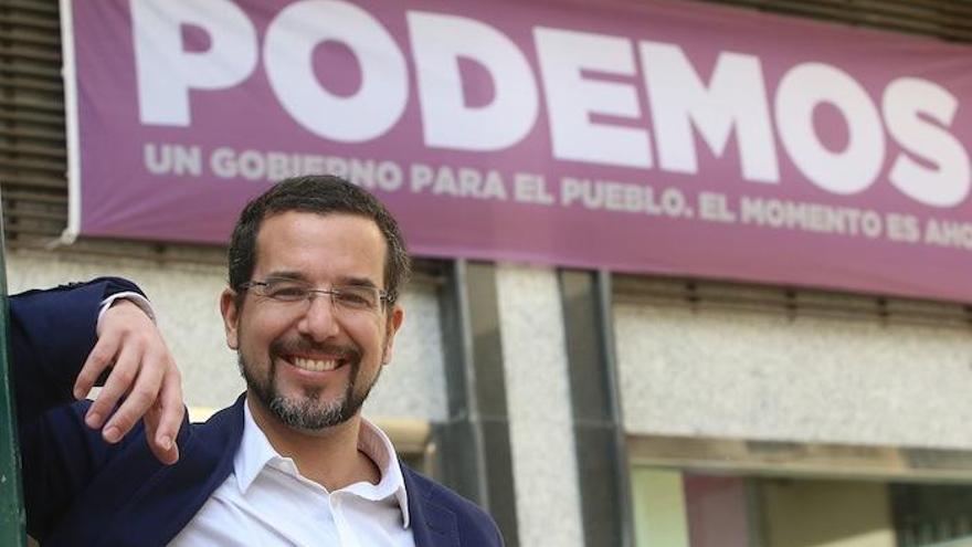 Sergio Pascual delante de la sede de Podemos en Málaga.