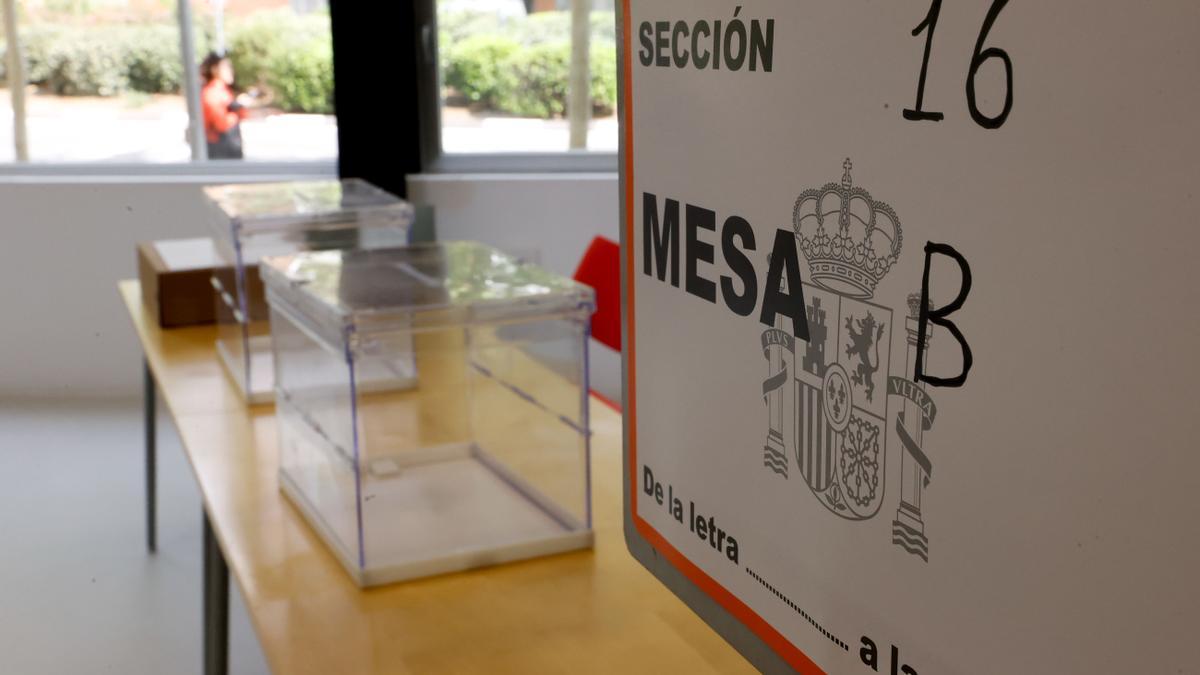 Urnas de votos preparadas en los colegios electorales