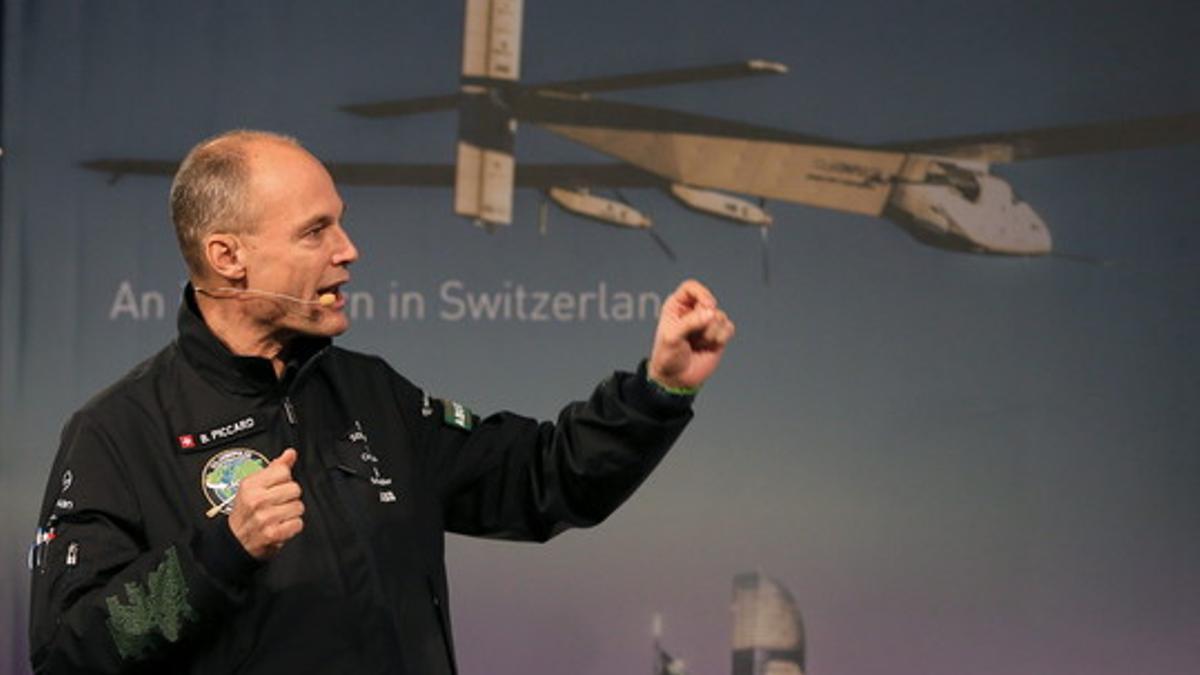 Bertrand Piccard, presidente y piloto del avión solar Impulse 2, durante la rueda de prensa que ha ofrecido este martes en Abu Dabi para presentar la ruta de la aeronave para dar la vuelta al mundo.