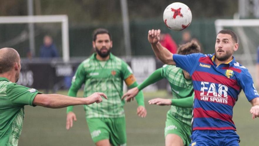 El davanter del Llagostera Gavilán, en una jugada del duel d&#039;aquest dissabte