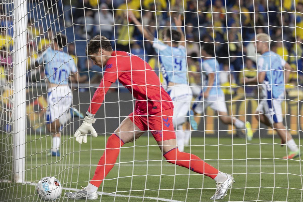 Horkas recoge el balón de la red tras encajar el tanto de Larrubia.