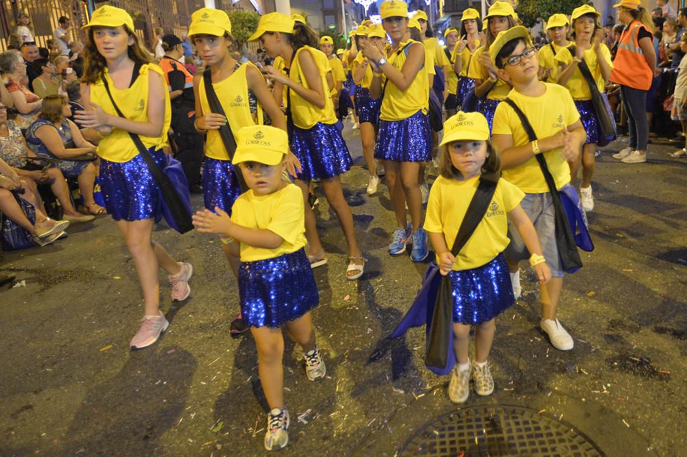 El popular desfile de la Gran Charanga en Elche reúne a más de 4.500 participantes