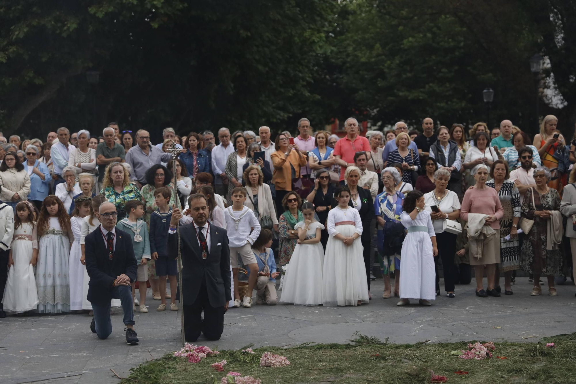 Pétalos, incienso, niños... así fue la procesión del Corpus Christi en Gijón (en imágenes)