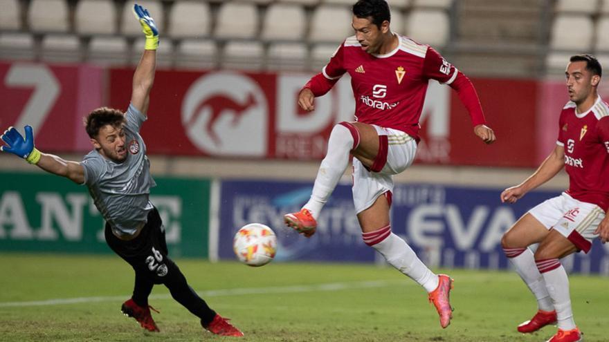 Miku en la acción en la que marcó su único gol como jugador del Real Murcia. | FRANCISCO PEÑARANDA