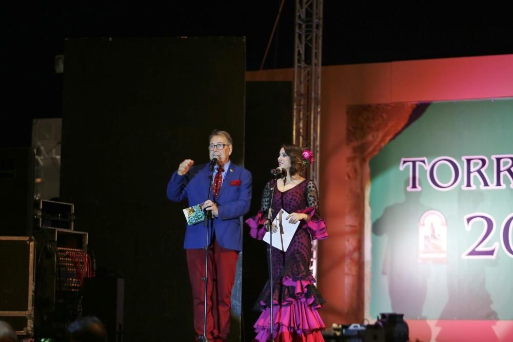 La Feria de Sevillanas 2017 comenzó anoche con una gran afluencia de público, actuaciones flamencas y de sevillanas, gastronomía y casetas, en el recinto portuario de Torrevieja