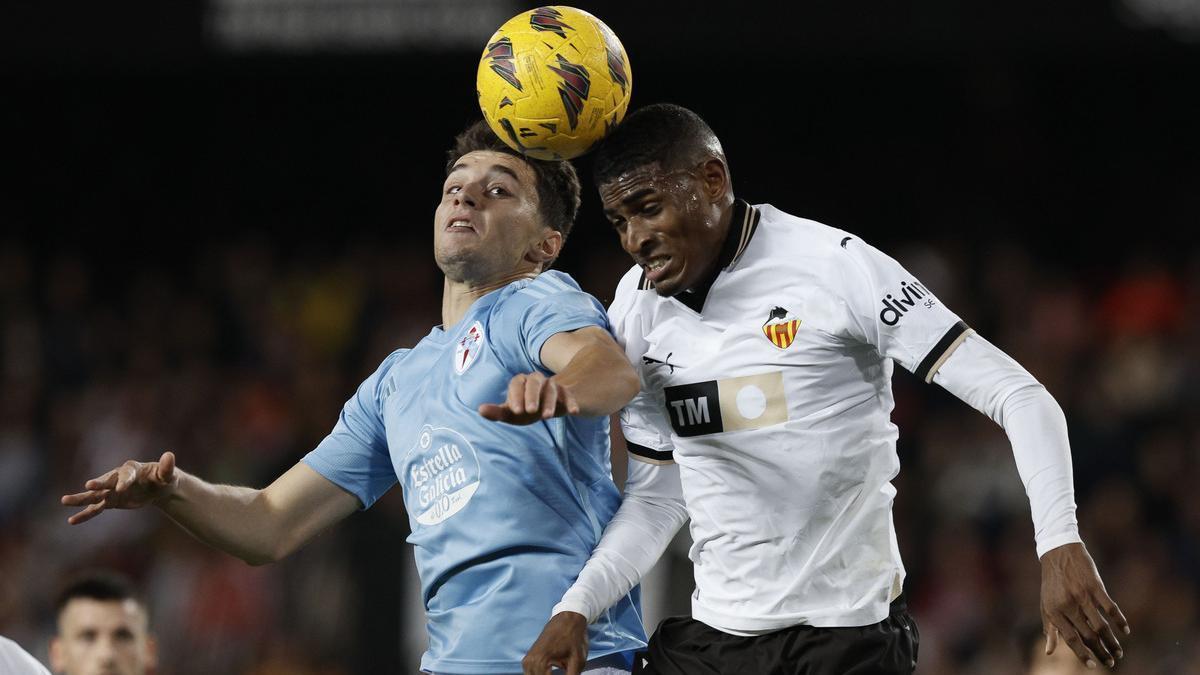 Mosquera pugna una pelota con un rival durante el Valencia - Real Club Celta de Vigo de Copa del Rey de esta temporada