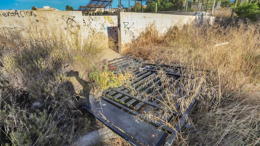 Los daños por el abandono de una década se cifran en cientos de miles de euros. Vertederos y maleza se alternan con mobiliario destrozado por actos vandálicos y robos.