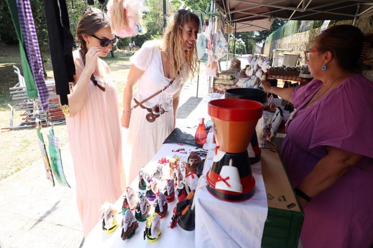 Un puesto de venta de artesanía.