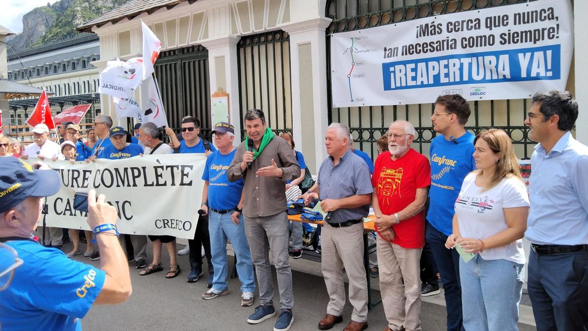La concentración convocada por CREFCO y CRELOC con motivo de la reapertura del Canfranc, este domingo.