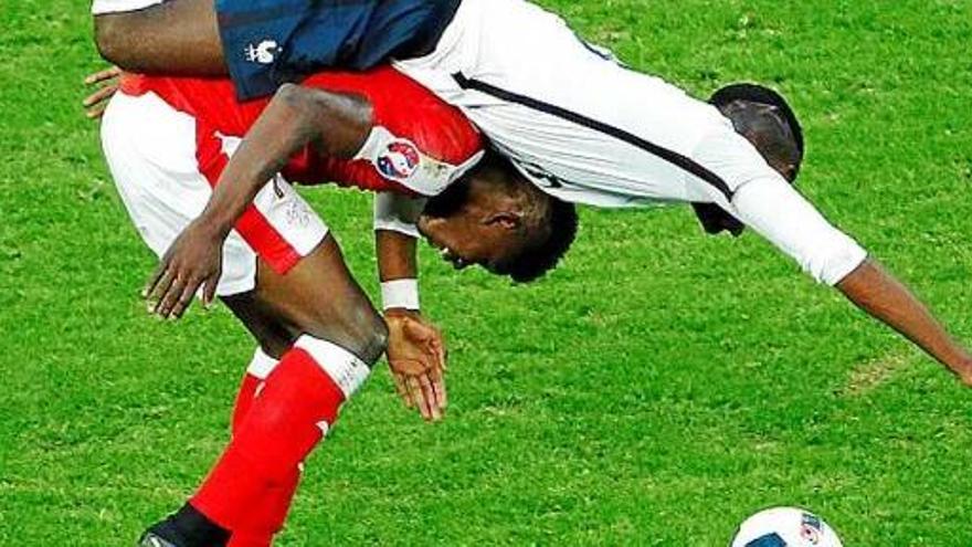 Pogba i Embolo, en una divertida imatge del partit d&#039;ahir a Lilla