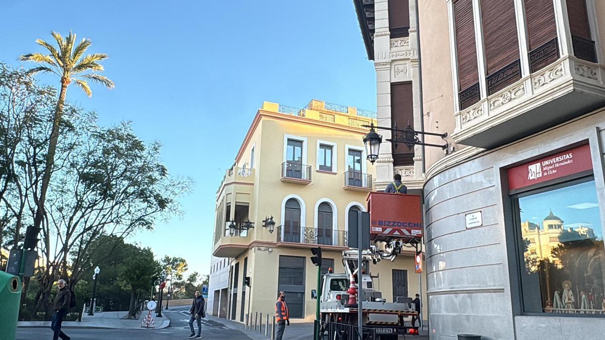 La retirada de cables en Elche forma parte de una estrategia municipal que se está ejecutando en colaboración con las operadoras de telefonía y telecomunicaciones