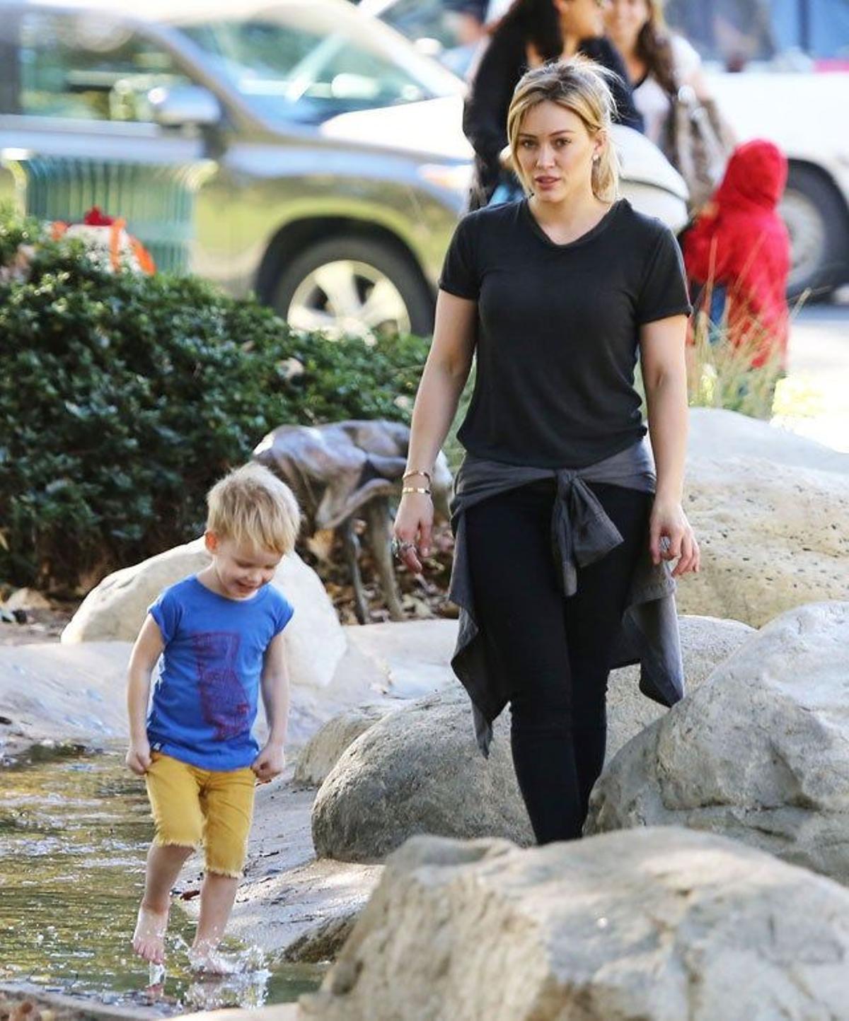 Hilary Duff se divierte con su hijo Luca en el parque