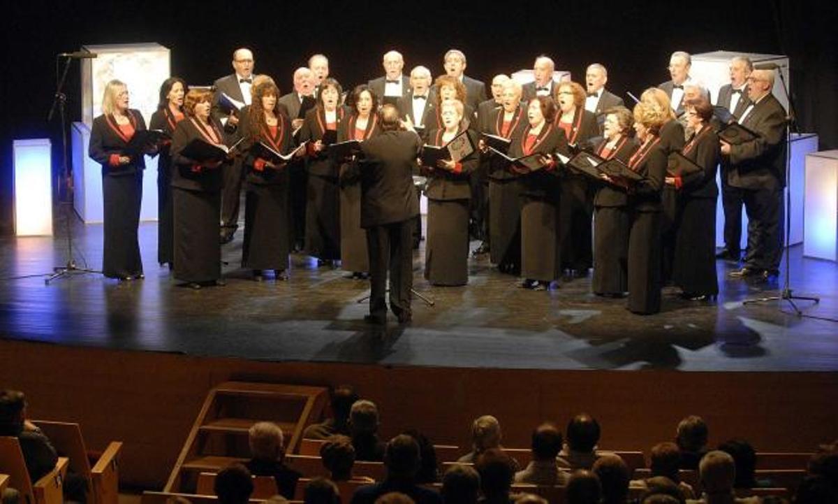 Actuación del Orfeón de Mieres en la presentación del Concursu del Caudal.