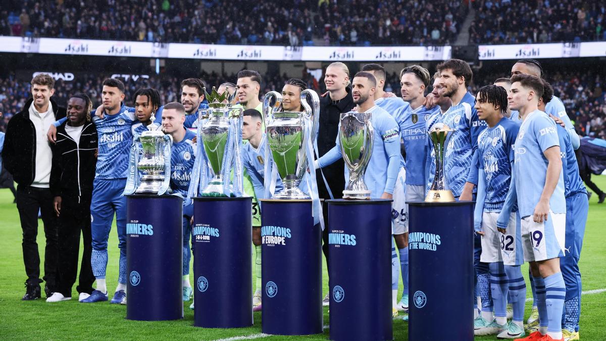 Los jugadores del City posan con los trofeos logrados en 2023