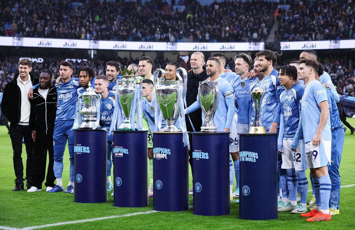 Los jugadores del City posan con los trofeos logrados en 2023