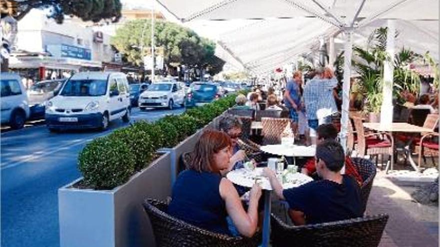 Una terrassa amb part a sobre de la calçada de l&#039;avinguda central de Platja d&#039;Aro, l&#039;estiu passat.