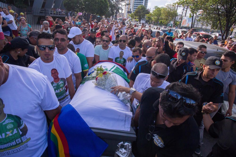 Dolor y emoción en el entierro de los jugadores del Chapecoense