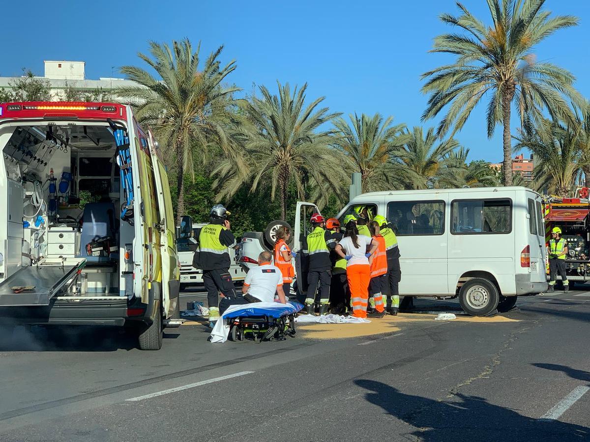 Medios sanitarios, bomberos y policía en el lugar del accidente