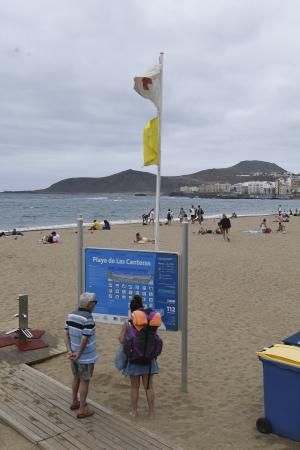 23-06-20 LAS PALMAS DE GRAN CANARIA.PLAYA DE LAS CANTERAS.LAS PALMAS DE GRAN CANARIA. Fotos de la gente desalojando Las Canteras. Fotos: Juan Castro  | 23/06/2020 | Fotógrafo: Juan Carlos Castro