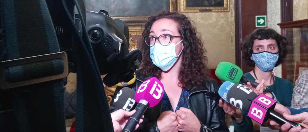 La concejala de Seguridad Ciudadana, Joana Maria Adrover, comparece ante los medios.