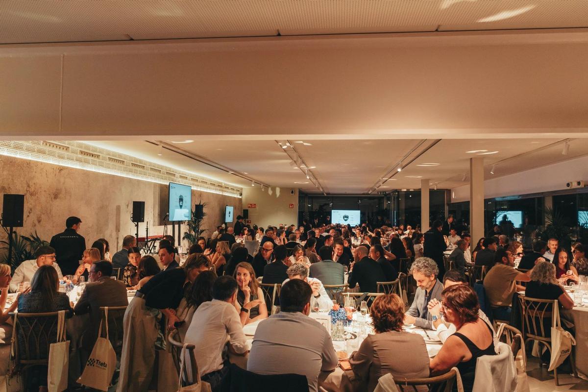 Les imatges del sopar solidari dels 70 anys de l'Hospital Trueta