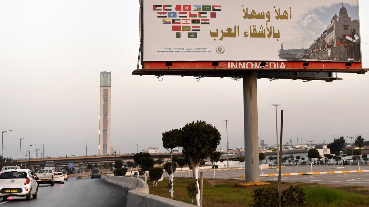 Un cartel da la bienvenida a los líderes de la cumbre de países árabes en Argel.