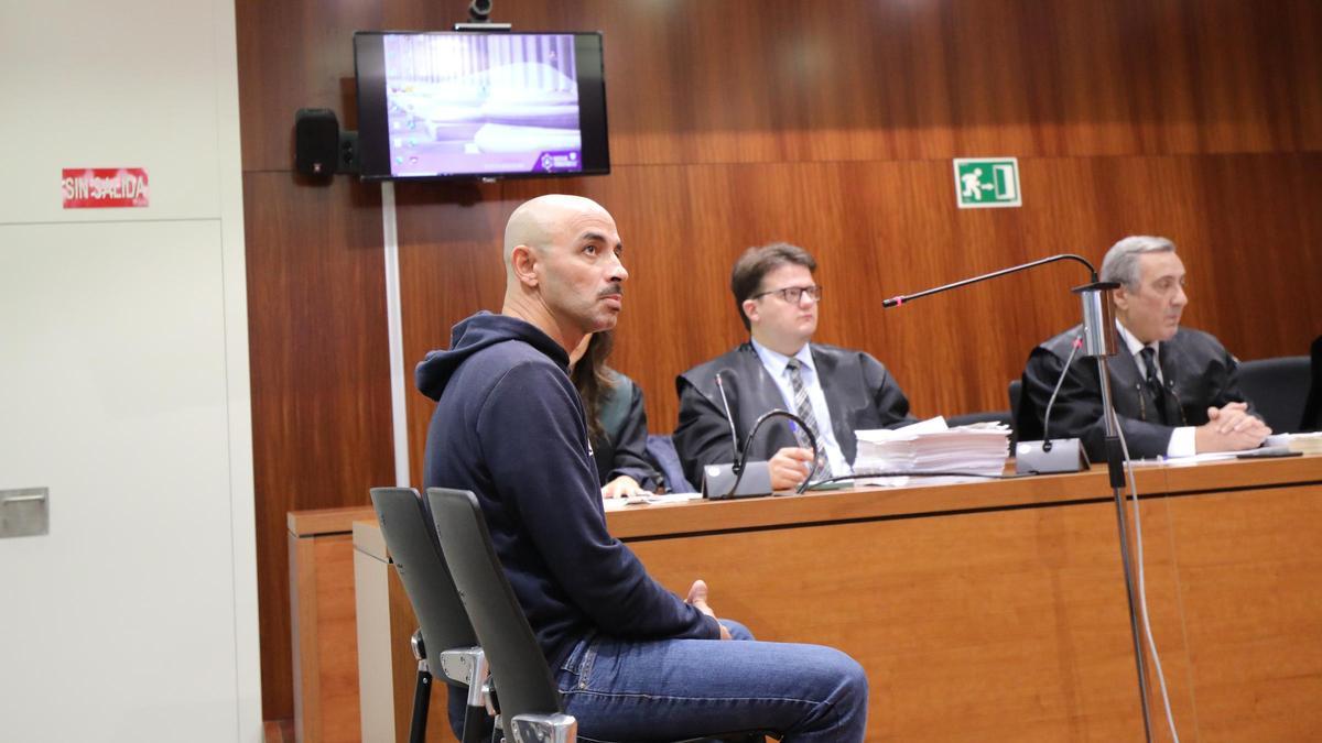 Adil Lazizi, de 47 años y nacionalidad marroquí, en el banquillo de los acusados de la Audiencia Provincial de Zaragoza.