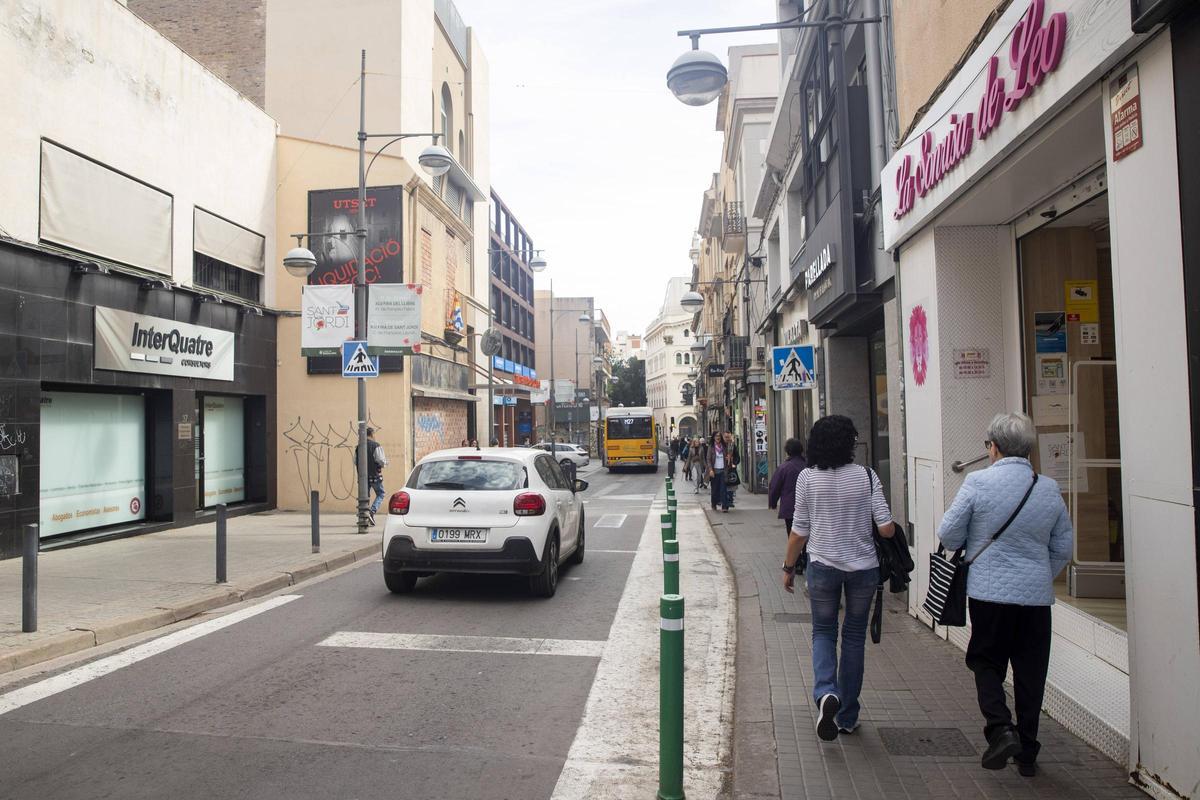 La restricción de tráfico en los barrios de Badalona del Centre y de Dalt de la Vila acabará con el paso de vehículos y autobuses por la calle Francesc Layret.