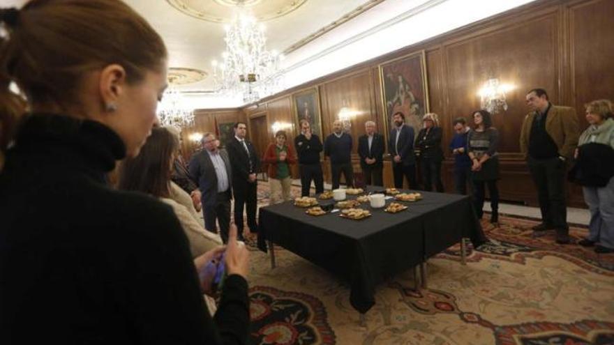 Los concejales de la Corporación avilesina, ayer, durante los discursos previos al brindis con los periodistas.