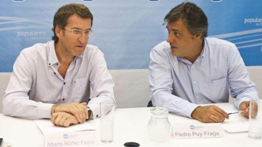 Feijóo y Pedro Puy, ayer, durante la reunión con el equipo redactor del programa del PP en Santiago. / o. corral