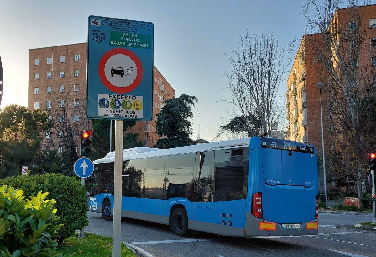 Un cartel que anuncia la zona de bajas emisiones (ZBE) del municipio de Madrid.