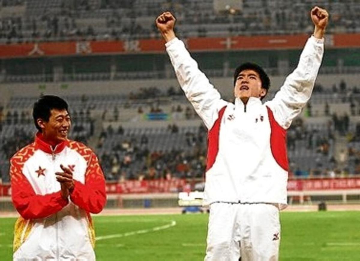 Aclamat. Liu Xiang rep l’ovació del públic a Jinan. Aclamat. Liu Xiang rep l’ovació del públic a Jinan.