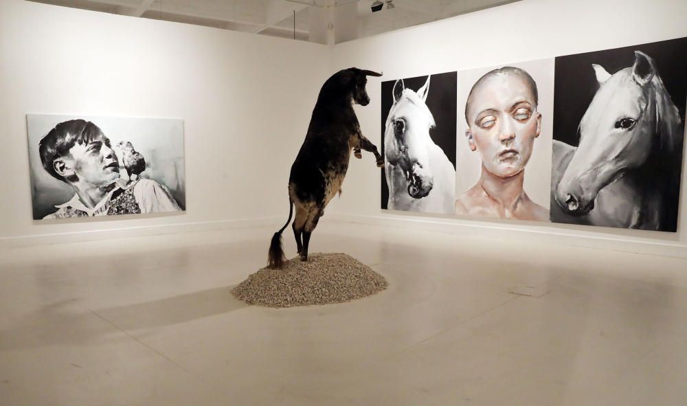 Animales disecados, como un toro o ciervos, colgados como lámparas, junto a pinturas de gran formato, obras del jienense Santiago Ydáñez, se pueden ver en el CAC, en la exposición ''El corazón manda''.