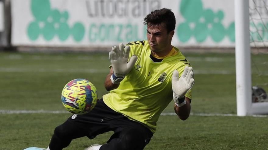 Álex Domínguez, guardameta de la UD Las Palmas, realiza una parada durante el entrenamiento de ayer en Barranco Seco. | | LP/DLP