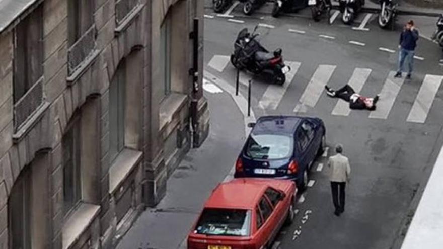 Un hombre ataca con un cuchillo a varias personas en el centro de París