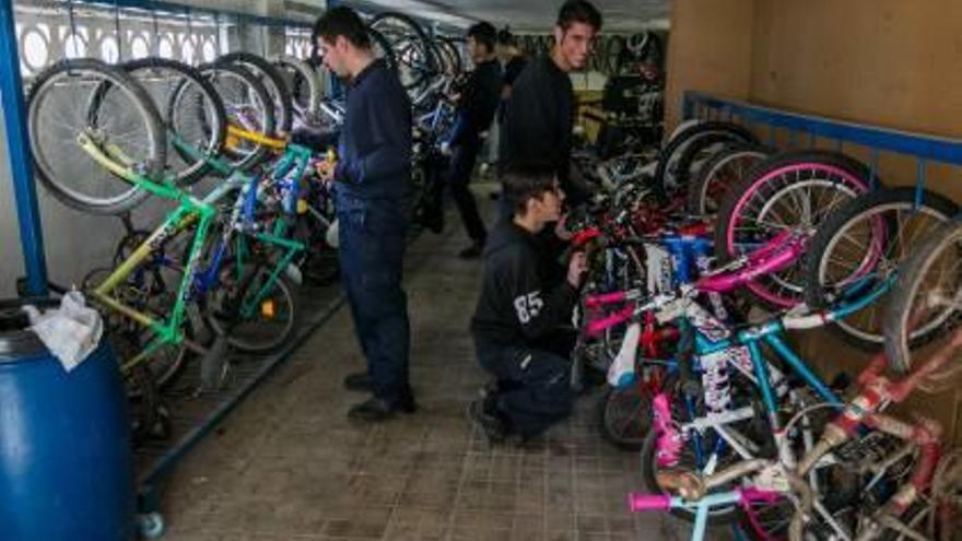 Los estudiantes adecentan los vehículos de dos ruedas para devolverles su utilidad.